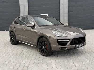 Náhled Porsche Cayenne Turbo 4.8 hnědá barva před výrobní halou