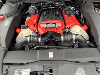 Náhled Porsche Cayenne Turbo 4.8 hnědá barva před výrobní halou