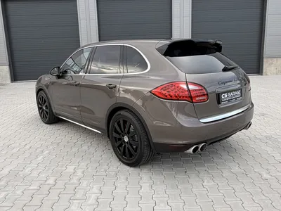 Náhled Porsche Cayenne Turbo 4.8 hnědá barva před výrobní halou