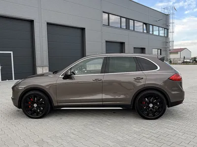 Náhled Porsche Cayenne Turbo 4.8 hnědá barva před výrobní halou