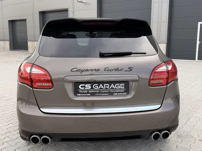 Náhled Porsche Cayenne Turbo 4.8 hnědá barva před výrobní halou