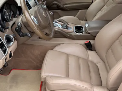 Náhled Porsche Cayenne Turbo 4.8 hnědá barva před výrobní halou