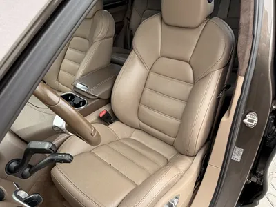 Náhled Porsche Cayenne Turbo 4.8 hnědá barva před výrobní halou