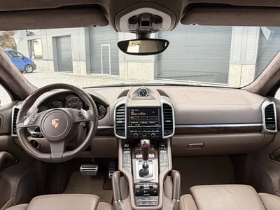 Náhled Porsche Cayenne Turbo 4.8 hnědá barva před výrobní halou