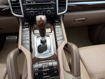 Náhled Porsche Cayenne Turbo 4.8 hnědá barva před výrobní halou