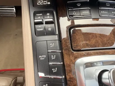 Náhled Porsche Cayenne Turbo 4.8 hnědá barva před výrobní halou
