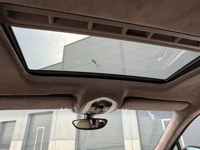 Náhled Porsche Cayenne Turbo 4.8 hnědá barva před výrobní halou