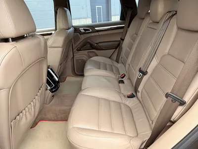 Náhled Porsche Cayenne Turbo 4.8 hnědá barva před výrobní halou