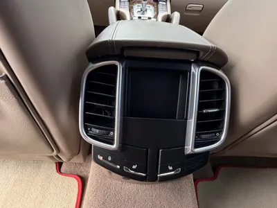 Náhled Porsche Cayenne Turbo 4.8 hnědá barva před výrobní halou