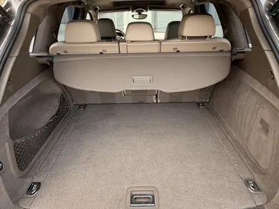 Náhled Porsche Cayenne Turbo 4.8 hnědá barva před výrobní halou
