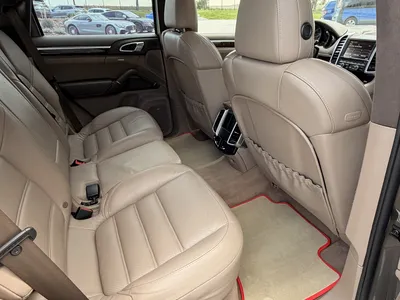 Náhled Porsche Cayenne Turbo 4.8 hnědá barva před výrobní halou